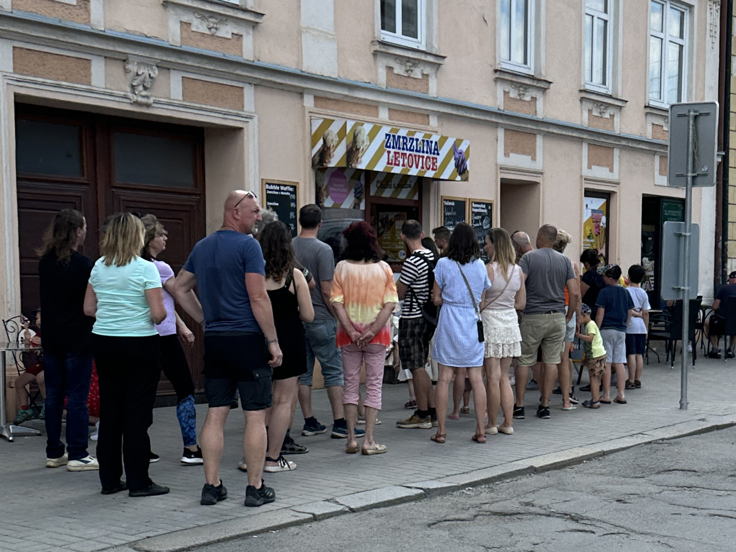 Zmrzlinárna Zmrzlina Letovice s frontou zákazníků