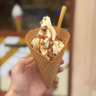 Točená Lívancová zmrzlina? Ano! 🤩🍦 Čteš správně! Hned v pondělí jsme navařili točený Lívanec! 🥞🍦 Pozor! K Lívanci máme i...