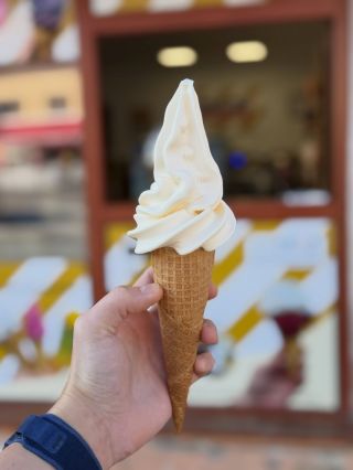 Vymazlená Broskvička! 🍑🍦 Páteční peckou je výborná točená Broskev! 🍦🤩 Jen pozor! Mizí rychle a další várka už nebude! 👀🍨...