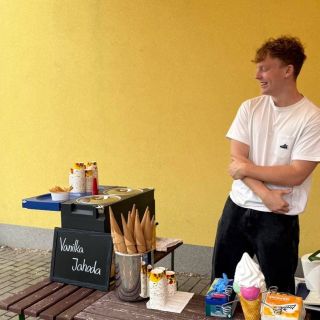 Dnes 80. let Mateřské školy v Třebětíně 🎈🍨 Náš CoolBox vyrazil i s našim zmrzlinářem do Třebětína na skvělou oslavu...